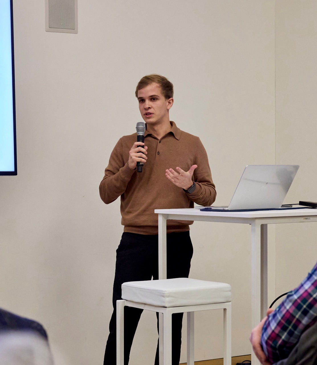 Max Lessi lors d'une conférence marketing